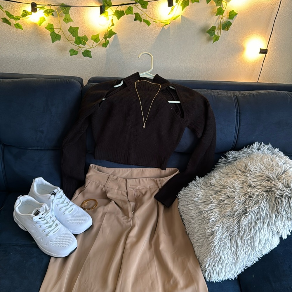 This is that European style! With the beige bottom and black classy black top!